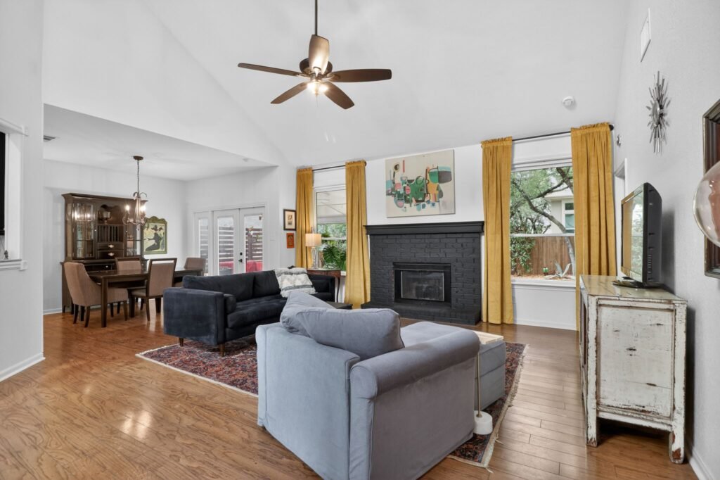 12_1607_Gracy_Farms_Ln_Austin_TX_78758_USA-Living_room-IMG_0304