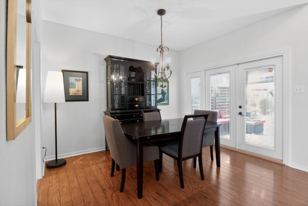 20_1607_Gracy_Farms_Ln_Austin_TX_78758_USA-Dining_room-IMG_0318
